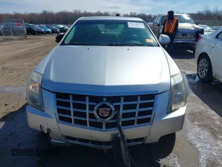 2013 Cadillac CTS Luxury z VIN 1G6DG5E56D0112860, wystawiony jako IAAI lot #41970874 z przebiegiem 125 647 mil mil oraz . Historia ofert i sprzedaży dostępna na DreamBid. Obrazek 12.