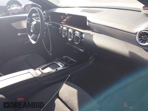 2025 Mercedes-Benz CLA 250 z VIN W1K5J4GBXSN481534, wystawiony jako IAAI lot #42254760 z przebiegiem 7 738 mil mil oraz . Historia ofert i sprzedaży dostępna na DreamBid. Obrazek 5.