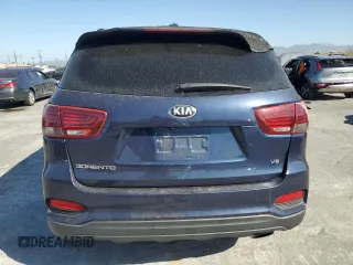 2019 Kia Sorento LX z VIN 5XYPG4A5XKG490455, wystawiony jako Copart lot #57693815 z przebiegiem Nie podano mil oraz Nie do naprawy • Non repairable. Historia ofert i sprzedaży dostępna na DreamBid. Obrazek 6.