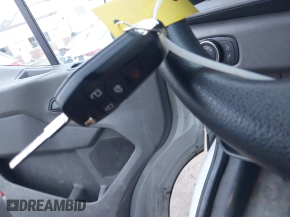 2022 Ford Transit Cargo z VIN 1FTBR2CG0NKA17606, wystawiony jako IAAI lot #41061434 z przebiegiem 64 062 mil mil oraz . Historia ofert i sprzedaży dostępna na DreamBid. Obrazek 11.