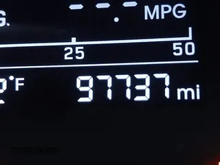 2017 Hyundai Elantra SE z VIN 5NPD84LF7HH129904, wystawiony jako IAAI lot #41837435 z przebiegiem 97 737 mil mil oraz . Historia ofert i sprzedaży dostępna na DreamBid. Obrazek 16.