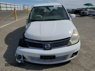 2009 Nissan Versa S z VIN 3N1BC11E79L501857, wystawiony jako Copart lot #58256025 z przebiegiem 156 313 mil mil oraz Szkoda całkowita • Salvage title. Historia ofert i sprzedaży dostępna na DreamBid. Obrazek 5.