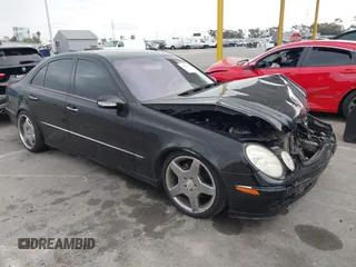 2003 Mercedes-Benz E 500 z VIN WDBUF70J93A118451, wystawiony jako IAAI lot #42418470 z przebiegiem 153 846 mil mil oraz . Historia ofert i sprzedaży dostępna na DreamBid. Obrazek 1.