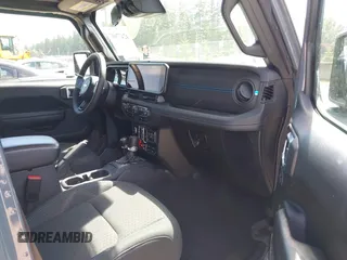 2024 Jeep Wrangler Rubicon X z VIN 1C4RJXR6XRW240316, wystawiony jako IAAI lot #42477607 z przebiegiem 41 375 mil mil oraz . Historia ofert i sprzedaży dostępna na DreamBid. Obrazek 5.