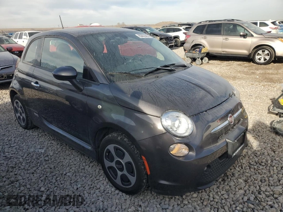 2017 FIAT 500e z VIN 3C3CFFGE6HT699377, wystawiony jako Copart lot #83835404 z przebiegiem 55 273 mil mil oraz Szkoda całkowita • Salvage title. Historia ofert i sprzedaży dostępna na DreamBid. Obrazek 4.