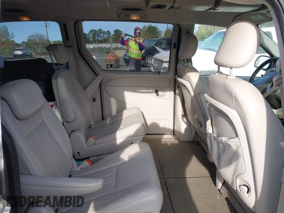 2005 Chrysler Town & Country Touring with VIN 2C4GP54L15R131849, listed as a IAAI auction lot 41933389 with 276,344 mi miles. Bid and sale history available at carsss.com. Image 8.