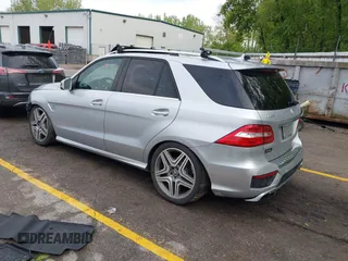 2012 Mercedes-Benz M 63 AMG z VIN 4JGDA7EBXCA053025, wystawiony jako IAAI lot #42302695 z przebiegiem 119 415 mil mil oraz . Historia ofert i sprzedaży dostępna na DreamBid. Obrazek 3.