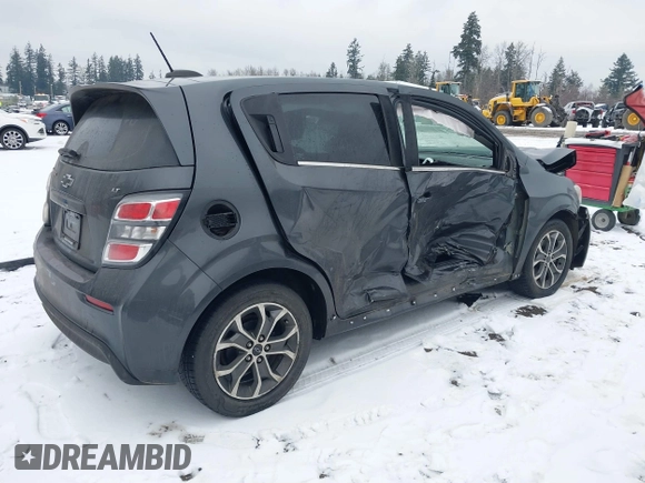 2018 Chevrolet Sonic LT z VIN 1G1JD6SB4J4106822, wystawiony jako IAAI lot #41591103 z przebiegiem 74 497 mil mil oraz . Historia ofert i sprzedaży dostępna na DreamBid. Obrazek 4.