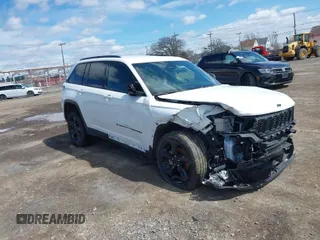 2023 Jeep Grand Cherokee Laredo z VIN 1C4RJHAG9PC640845, wystawiony jako IAAI lot #41991471 z przebiegiem 48 653 mil mil oraz . Historia ofert i sprzedaży dostępna na DreamBid. Obrazek 1.