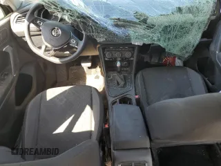 2018 Volkswagen Tiguan S z VIN 3VV1B7AX6JM147216, wystawiony jako Copart lot #52449345 z przebiegiem Nie podano mil oraz Szkoda całkowita • Salvage title. Historia ofert i sprzedaży dostępna na DreamBid. Obrazek 8.
