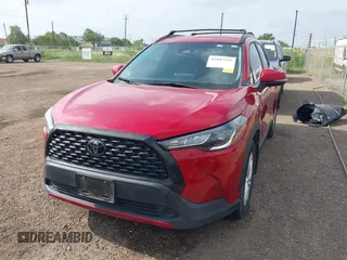 2023 Toyota Corolla Cross LE z VIN 7MUCAAAG4PV047301, wystawiony jako IAAI lot #42107515 z przebiegiem 27 137 mil mil oraz . Historia ofert i sprzedaży dostępna na DreamBid. Obrazek 6.