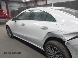 2025 Mercedes-Benz CLA 250 z VIN W1K5J4GB4SN481027, wystawiony jako IAAI lot #40772342 z przebiegiem 533 mil mil oraz . Historia ofert i sprzedaży dostępna na DreamBid. Obrazek 14.