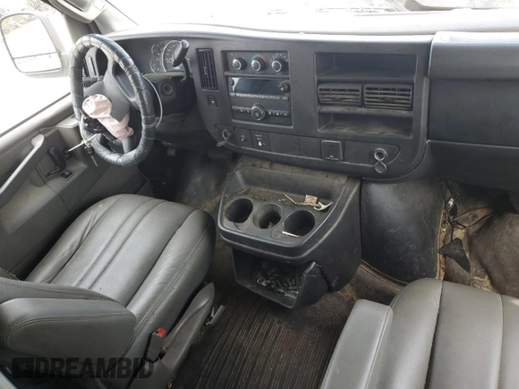 2017 GMC Savana Cargo z VIN 1GTZ7GFG2H1124860, wystawiony jako Copart lot #53899225 z przebiegiem 254 735 mil mil oraz Szkody całkowita. Historia ofert i sprzedaży dostępna na DreamBid. Obrazek 8.