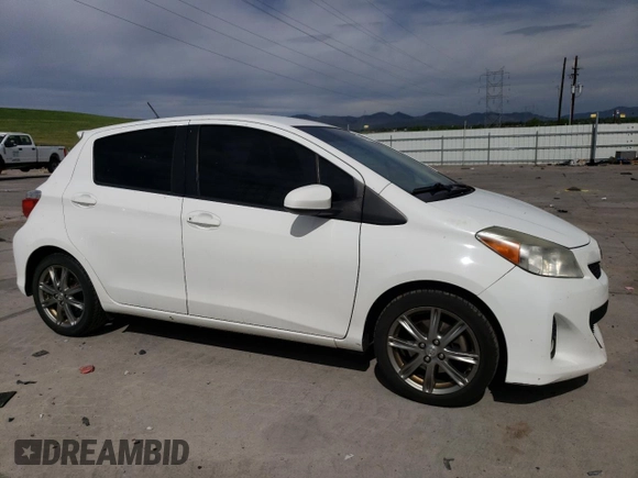 2012 Toyota Yaris L z VIN JTDKTUD3XCD528749, wystawiony jako Copart lot #56803205 z przebiegiem 140 024 mil mil oraz Szkoda całkowita • Salvage title. Historia ofert i sprzedaży dostępna na DreamBid. Obrazek 4.