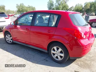 2007 Nissan Versa SL z VIN 3N1BC13E57L353248, wystawiony jako IAAI lot #42223425 z przebiegiem 118 254 mil mil oraz . Historia ofert i sprzedaży dostępna na DreamBid. Obrazek 3.