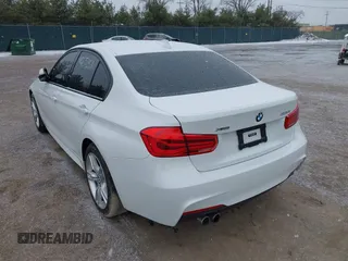 2018 BMW 3 Series 330i xDrive z VIN WBA8D9C51JEM33833, wystawiony jako IAAI lot #41565351 z przebiegiem 31 729 mil mil oraz . Historia ofert i sprzedaży dostępna na DreamBid. Obrazek 3.