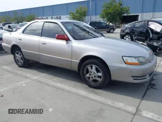 1995 Lexus ES with VIN JT8GK13T0S0100914, listed as a IAAI auction lot 41835394 with 216,277 mi miles. Bid and sale history available at carsss.com. Image 1.