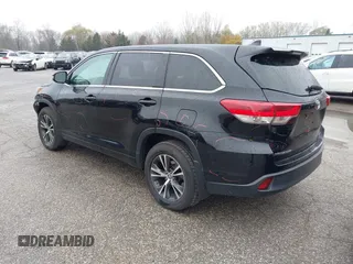 2018 Toyota Highlander LE with VIN 5TDBZRFH7JS835432, listed as a IAAI auction lot 40852130 with 139,136 mi miles and . Bid and sale history available at DreamBid. Image 3.