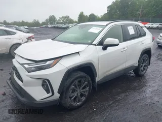2023 Toyota RAV4 Hybrid XLE Premium z VIN JTMB6RFV3PD546700, wystawiony jako IAAI lot #42334903 z przebiegiem 53 853 mil mil oraz . Historia ofert i sprzedaży dostępna na DreamBid. Obrazek 17.