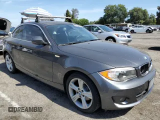 2013 BMW 1 Series 128i z VIN WBAUP7C5XDVP25110, wystawiony jako Copart lot #58033485 z przebiegiem 88 989 mil mil oraz Szkoda całkowita • Salvage title. Historia ofert i sprzedaży dostępna na DreamBid. Obrazek 4.