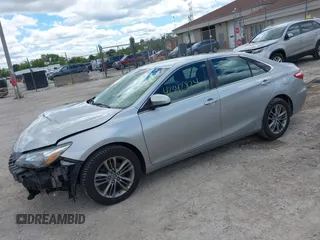 2015 Toyota Camry XLE z VIN 4T1BF1FK3FU956947, wystawiony jako IAAI lot #42342824 z przebiegiem 222 565 mil mil oraz . Historia ofert i sprzedaży dostępna na DreamBid. Obrazek 18.