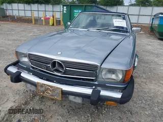 1984 Mercedes-Benz 380 SL z VIN WDBBA45A5EA014183, wystawiony jako IAAI lot #42456937 z przebiegiem 93 667 mil mil oraz . Historia ofert i sprzedaży dostępna na DreamBid. Obrazek 6.