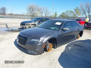 2016 Chrysler 300 S z VIN 2C3CCAGG8GH191481, wystawiony jako IAAI lot #41908050 z przebiegiem 174 575 mil mil oraz . Historia ofert i sprzedaży dostępna na DreamBid. Obrazek 17.