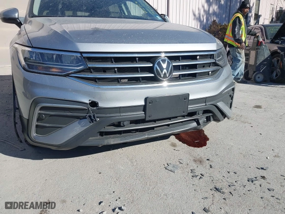 2024 Volkswagen Tiguan S with VIN 3VVFB7AX3RM045163, listed as a IAAI auction lot 41280613 with 7,705 mi miles. Bid and sale history available at carsss.com. Image 6.