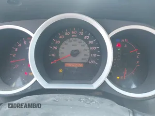 2007 Toyota Tacoma PreRunner z VIN 5TETU62N47Z425048, wystawiony jako IAAI lot #41592137 z przebiegiem 246 023 mil mil oraz . Historia ofert i sprzedaży dostępna na DreamBid. Obrazek 7.