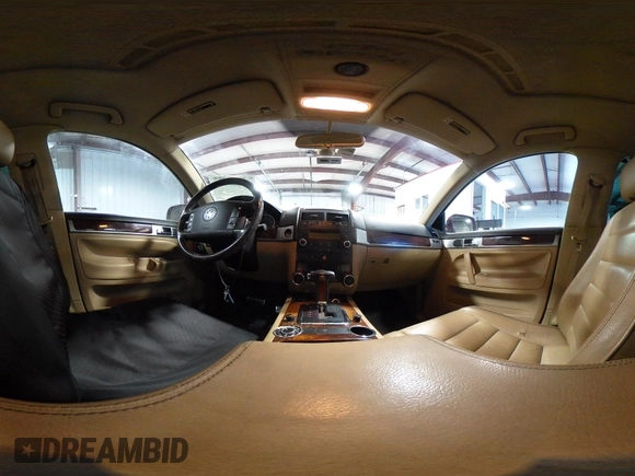 2004 Volkswagen Touareg z VIN WVGCM67LX4D038012, wystawiony jako IAAI lot #41285460 z przebiegiem Nie podano mil oraz . Historia ofert i sprzedaży dostępna na DreamBid. Obrazek 18.