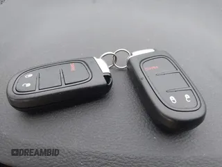 2019 Jeep Cherokee Latitude Plus z VIN 1C4PJLLB3KD151355, wystawiony jako IAAI lot #42128836 z przebiegiem 94 753 mil mil oraz . Historia ofert i sprzedaży dostępna na DreamBid. Obrazek 11.