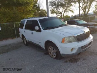 2004 Lincoln Navigator Luxury with VIN 5LMFU27RX4LJ34879, listed as a IAAI auction lot 42024945 with 154,667 mi miles. Bid and sale history available at carsss.com. Image 1.