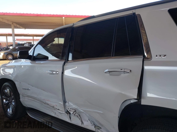 2016 Chevrolet Tahoe LTZ z VIN 1GNSKCKC4GR359442, wystawiony jako IAAI lot #41871814 z przebiegiem 158 533 mil mil oraz . Historia ofert i sprzedaży dostępna na DreamBid. Obrazek 13.