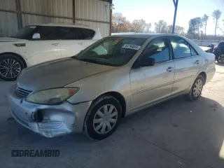 2005 Toyota Camry STD z VIN 4T1BE32K35U598719, wystawiony jako Copart lot #84796804 z przebiegiem 148 683 mil mil oraz Szkoda całkowita • Salvage title. Historia ofert i sprzedaży dostępna na DreamBid. Obrazek 1.