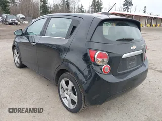 2016 Chevrolet Sonic LTZ z VIN 1G1JE6SB3G4149439, wystawiony jako IAAI lot #41648101 z przebiegiem 114 902 mil mil oraz . Historia ofert i sprzedaży dostępna na DreamBid. Obrazek 3.