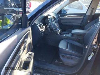 2022 Volkswagen Atlas SE with VIN 1V2DP2CA4NC532255, listed as a IAAI auction lot 41596701 with 33,352 mi miles and . Bid and sale history available at DreamBid. Image 5.