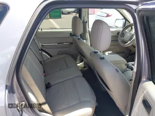 2008 Ford Escape Hybrid z VIN 1FMCU49HX8KC68082, wystawiony jako IAAI lot #42806471 z przebiegiem 104 848 mil mil oraz . Historia ofert i sprzedaży dostępna na DreamBid. Obrazek 8.