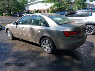 2006 Hyundai Sonata GL z VIN KMHET46C96A077745, wystawiony jako IAAI lot #42464975 z przebiegiem 242 779 mil mil oraz . Historia ofert i sprzedaży dostępna na DreamBid. Obrazek 3.