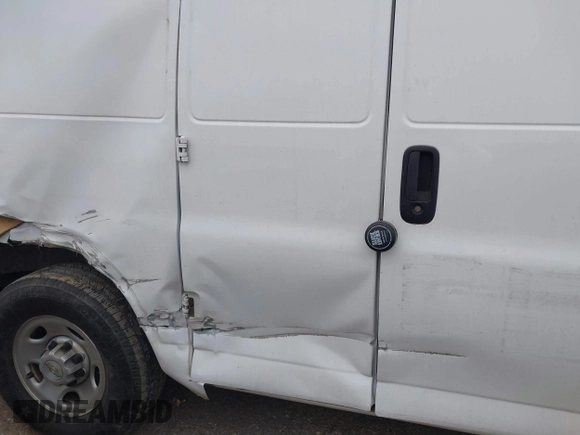2023 Chevrolet Express Cargo z VIN 1GCWGAFP0P1104007, wystawiony jako IAAI lot #41433813 z przebiegiem 80 352 mil mil oraz . Historia ofert i sprzedaży dostępna na DreamBid. Obrazek 18.
