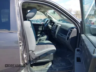 2018 Ram 1500 SSV z VIN 1C6RR7XT1JS270616, wystawiony jako IAAI lot #42080855 z przebiegiem 129 819 mil mil oraz . Historia ofert i sprzedaży dostępna na DreamBid. Obrazek 5.