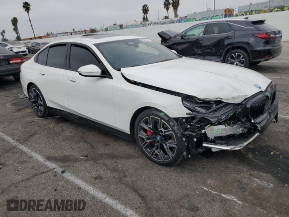2024 BMW i5 eDrive40 z VIN WBY33FK04RCP62567, wystawiony jako Copart lot #85295344 z przebiegiem Nie podano mil oraz Szkody całkowita. Historia ofert i sprzedaży dostępna na DreamBid. Obrazek 4.