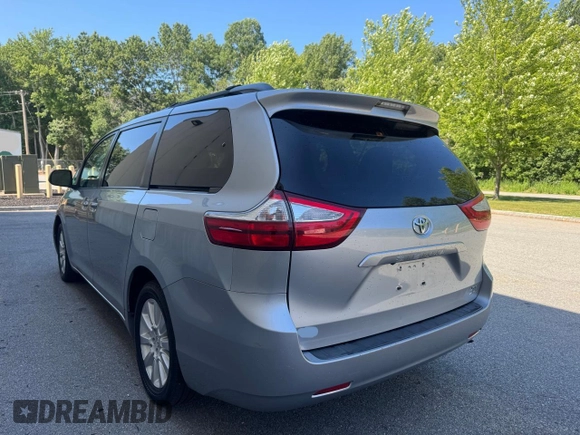 2015 Toyota Sienna Limited z VIN 5TDDK3DC8FS124511, wystawiony jako Copart lot #62570905 z przebiegiem 188 920 mil mil oraz Czysty tytuł • Clean title. Historia ofert i sprzedaży dostępna na DreamBid. Obrazek 3.