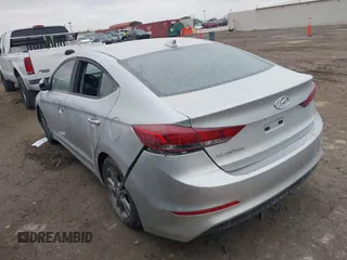 2018 Hyundai Elantra SEL z VIN 5NPD84LFXJH333683, wystawiony jako IAAI lot #41033409 z przebiegiem 67 874 mil mil oraz . Historia ofert i sprzedaży dostępna na DreamBid. Obrazek 3.