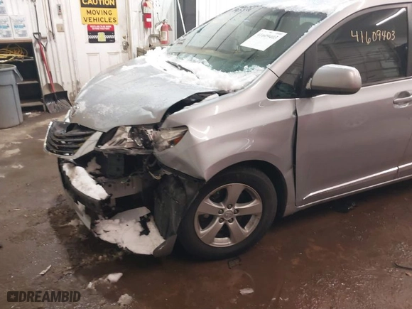 2014 Toyota Sienna LE AAS with VIN 5TDKK3DC4ES423340, listed as a IAAI auction lot 41609403 with 152,377 mi miles. Bid and sale history available at carsss.com. Image 6.