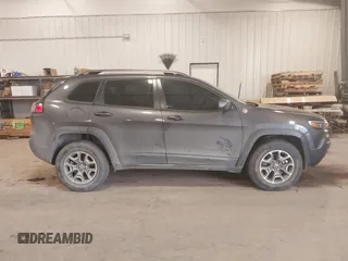 2020 Jeep Cherokee Trailhawk z VIN 1C4PJMBX8LD627104, wystawiony jako IAAI lot #41493732 z przebiegiem 46 463 mil mil oraz . Historia ofert i sprzedaży dostępna na DreamBid. Obrazek 13.