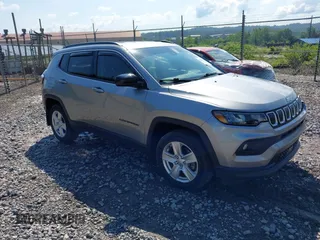 2022 Jeep Compass Latitude z VIN 3C4NJDBB1NT134602, wystawiony jako IAAI lot #42632572 z przebiegiem 29 755 mil mil oraz . Historia ofert i sprzedaży dostępna na DreamBid. Obrazek 1.