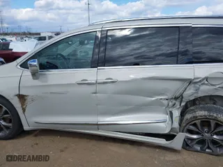 2017 Chrysler Pacifica Limited with VIN 2C4RC1GG6HR768882, listed as a IAAI auction lot 41889479 with 126,874 mi miles. Bid and sale history available at carsss.com. Image 14.
