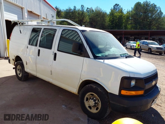 2014 Chevrolet Express Cargo z VIN 1GCWGFCA3E1143040, wystawiony jako IAAI lot #40703687 z przebiegiem 315 472 mil mil oraz . Historia ofert i sprzedaży dostępna na DreamBid. Obrazek 1.