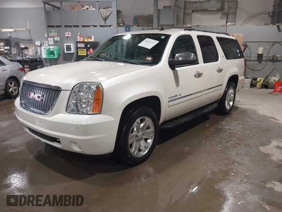 2013 GMC Yukon XL SLT with VIN 1GKS2KE76DR370332, listed as a IAAI auction lot 41646274 with 171,759 mi miles. Bid and sale history available at carsss.com. Image 18.