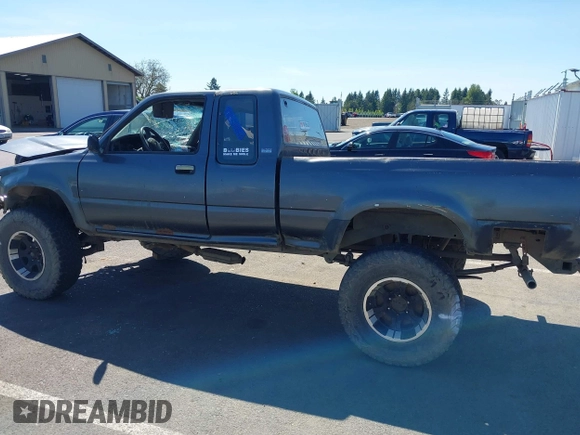 1990 Toyota Pickup SR5 z VIN JT4VN13G7L5019822, wystawiony jako IAAI lot #42194555 z przebiegiem 255 628 mil mil oraz . Historia ofert i sprzedaży dostępna na DreamBid. Obrazek 18.